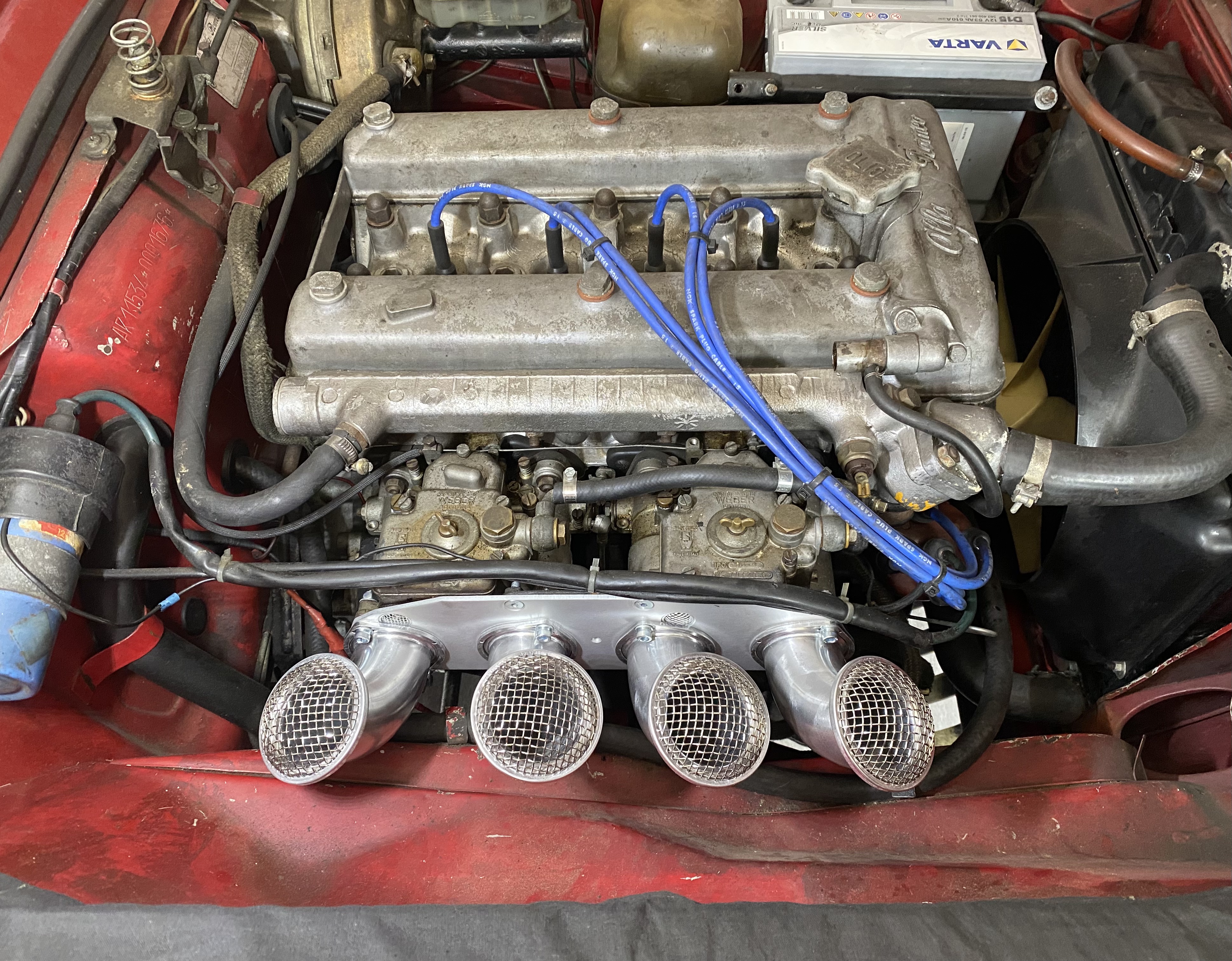 Ansaugtrichter mit Gitter bei einem 4 Zylinder Alfa Romeo Nordmotor eingebaut
